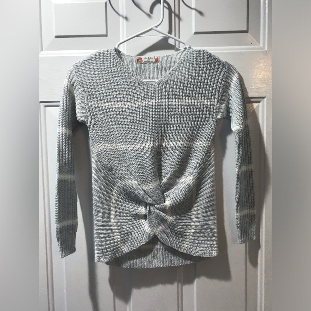 18. Jolie & Joy Light Gray Sweater with Crew Neck and Front Knot Detail sz 7/8